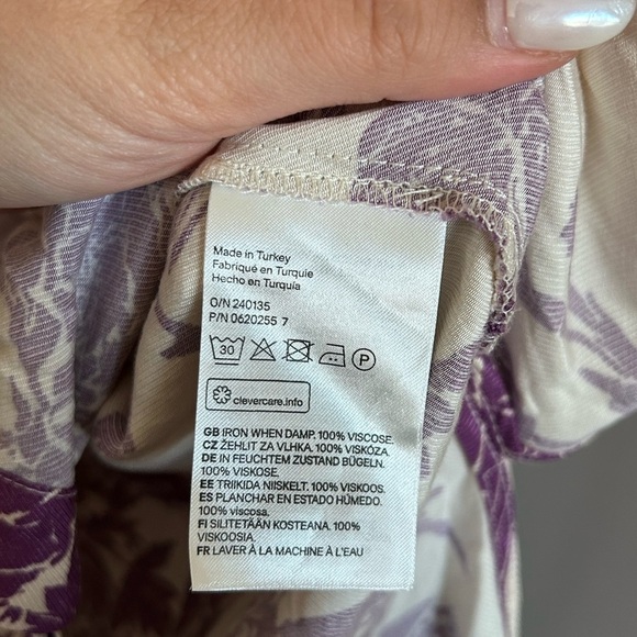 H&M NWT floral button down oversized blouse- 100% viscose- size 12 - Picture 8 of 8